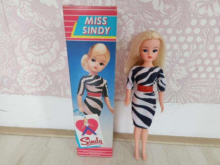 Miss Sindy pop uit 1985, Verzamelen, Poppen, Zo goed als nieuw, Pop, Ophalen of Verzenden