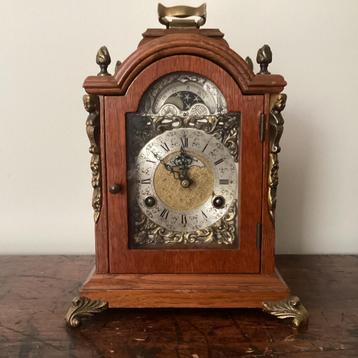 Vintage Tafelklok met Bronzen Details beschikbaar voor biedingen