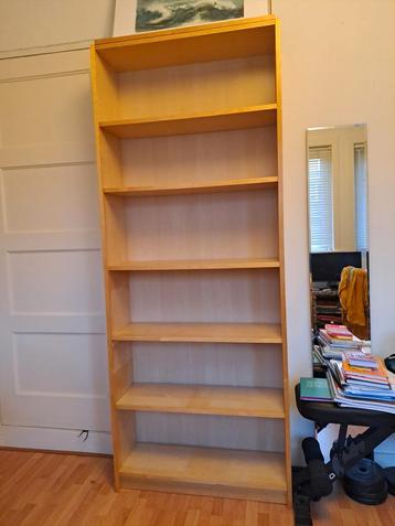 Houten kast met planken