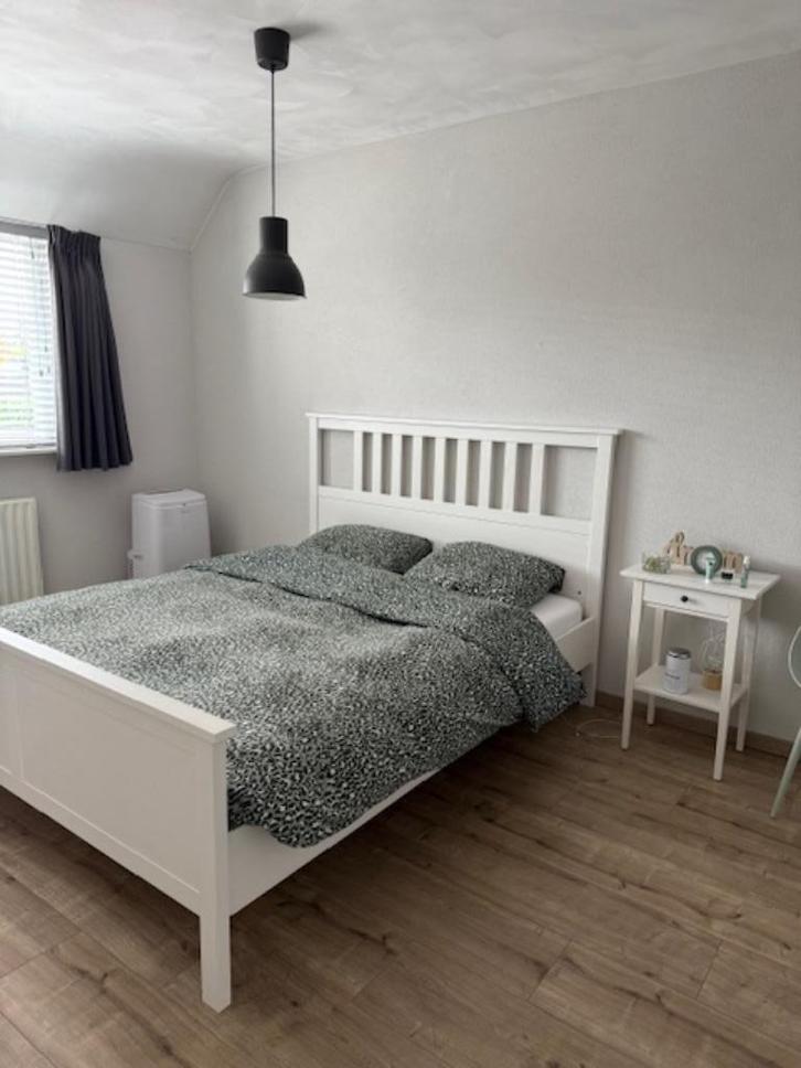 Ikea Hemnes bedframe 160x200 met 1 nachtkastje, Huis en Inrichting, Slaapkamer | Bedden, Zo goed als nieuw, Tweepersoons, 160 cm