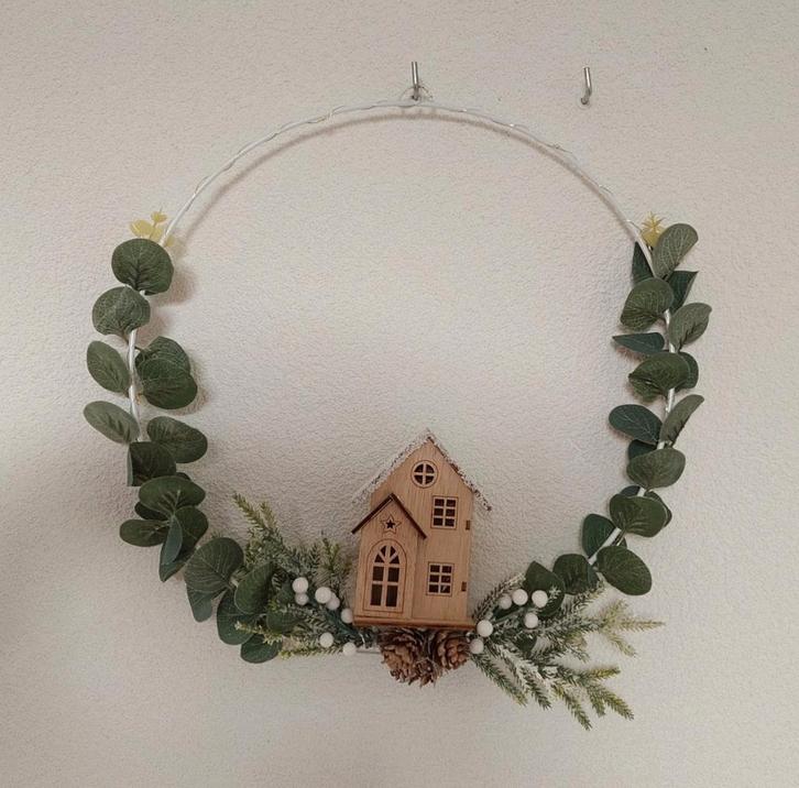 Krans 30cm kunst eucalyptus + huisje LED verlichting kerst, Huis en Inrichting, Woonaccessoires | Kransen, Nieuw, Ophalen of Verzenden