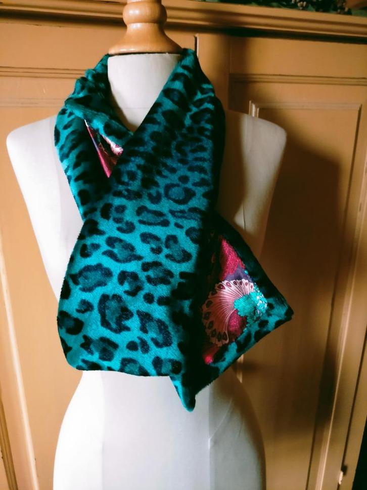 Shawl turquoise dierenprint King Louie, Kleding | Dames, Mutsen, Sjaals en Handschoenen, Zo goed als nieuw, Sjaal, Maat 38/40 (M)
