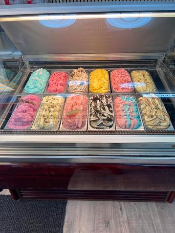 Schepijsvitrine 12 bakken beschikbaar voor biedingen