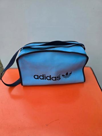 Vintage Adidas Tasje Lichtblauw beschikbaar voor biedingen