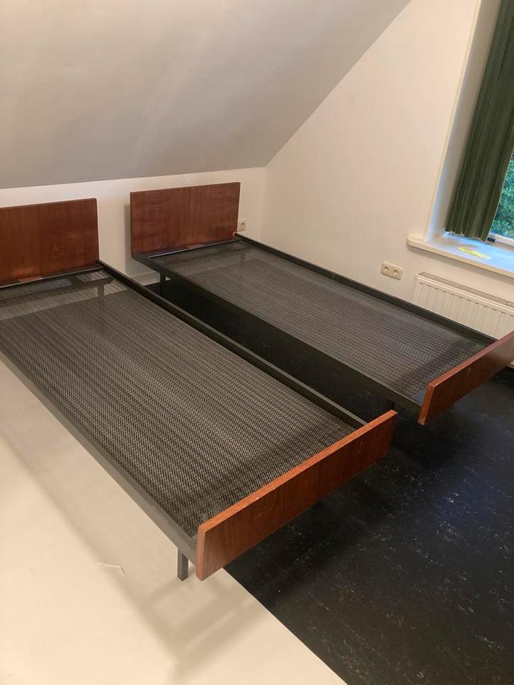 2 vintage Kuperus (Almelo) bedden, Huis en Inrichting, Slaapkamer | Bedden, Gebruikt, Eenpersoons, 70 cm of minder, 200 cm, Metaal