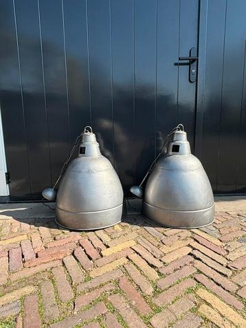 2 grote metalen hanglampen beschikbaar voor biedingen