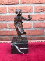bronzen meisje met boot, typisch Hollands beeld, Antiek en Kunst, Antiek | Koper en Brons, Ophalen of Verzenden, Brons