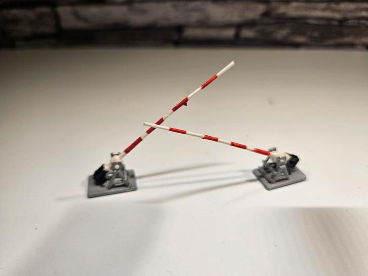 Twee spoorbomen N spoor trein 1:160, Hobby en Vrije tijd, Modeltreinen | N-Spoor, Gebruikt, Ophalen of Verzenden