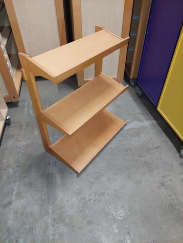 Nienhuis Montessori vintage leeskast / marktkraampje beschikbaar voor biedingen