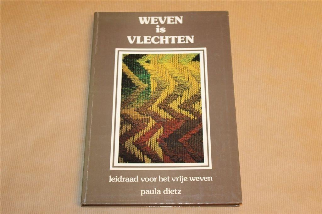 Weven is Vlechten — Vrij Weven [Vintage Handwerkboek 1978], Boeken, Hobby en Vrije tijd, Gelezen, Overige onderwerpen, Ophalen of Verzenden