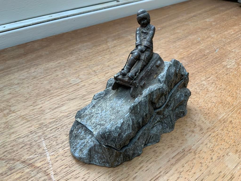 Antiek Koperen Beeld Sleeer op Slee Oostenrijk Wenen 1910, Ophalen of Verzenden, Zo goed als nieuw, Mens