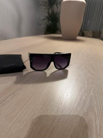 Zara zonnebril met koker zgan!! beschikbaar voor biedingen