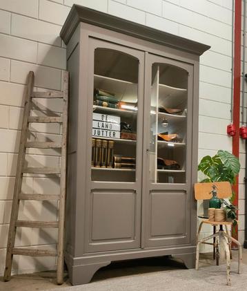 Brocante/Landelijke taupe schoolkast, Antieke winkelkast🤎  beschikbaar voor biedingen