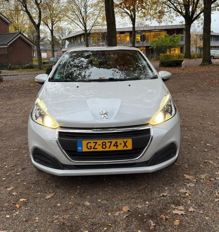 Peugeot 208, 930000 km,  1.2 VTI 60KW/82PK 5-D 2015 Wit, Auto's, Peugeot, Particulier, Airbags, Airconditioning, Android Auto