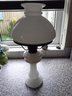 mooie antieke olie lamp van wit glas, Ophalen