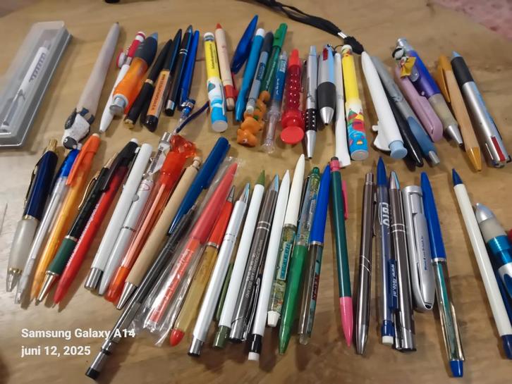 Ijsdoos vol aparte pennen (55), Verzamelen, Pennenverzamelingen, Zo goed als nieuw, Balpen, Overige merken, Ophalen of Verzenden