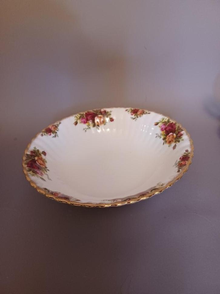 Royal Albert Old Country Roses diepe ronde schaal of kom, Antiek en Kunst, Antiek | Servies los, Ophalen of Verzenden