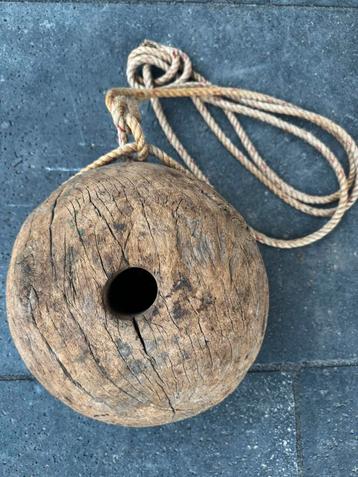 Houten katrol, oud en authentiek beschikbaar voor biedingen