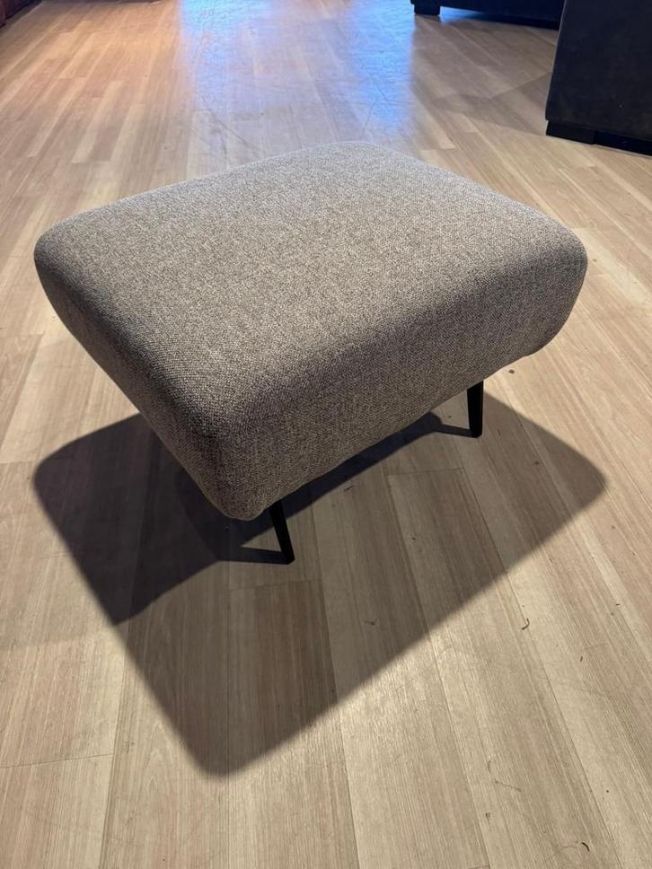 Hocker voetenbank grijs stof nieuw zwarte poot, Huis en Inrichting, Banken | Voetenbanken en Poefen, Nieuw, 125 cm of meer, Rechthoekig