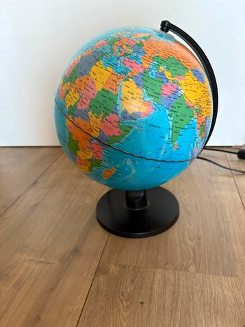 Wereldbol lamp beschikbaar voor biedingen