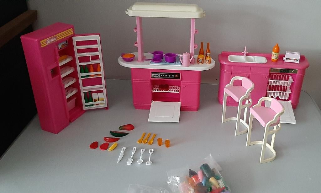 barbie vintage keuken 3 delig 1990 + 50 accessoires., Ophalen of Verzenden, Gebruikt, Accessoires