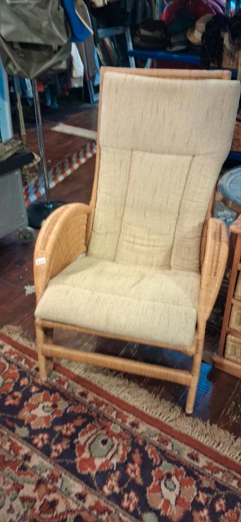 Mooie rotan fauteuil met kussen, Huis en Inrichting, Fauteuils, Zo goed als nieuw, Riet of Rotan, 50 tot 75 cm, Minder dan 75 cm
