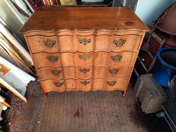  Commode met Gebogen Lades beschikbaar voor biedingen