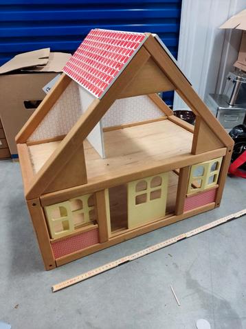 Houten Poppenhuis beschikbaar voor biedingen