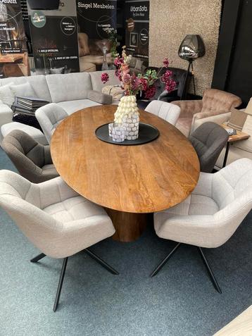 Ovale houten eettafel gecombineerd met 6 teddy stoelen.SALE! beschikbaar voor biedingen