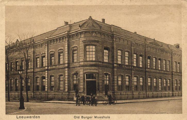 Leeuwarden - Old Borger Weeshuis - volk fiets - gelopen, Verzamelen, Ansichtkaarten | Nederland, Gelopen, Friesland, Voor 1920