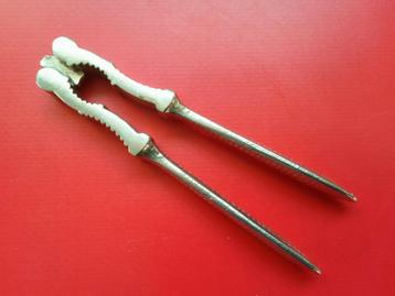 Metalen vintage notenkraker voor kleine en grote noten beschikbaar voor biedingen
