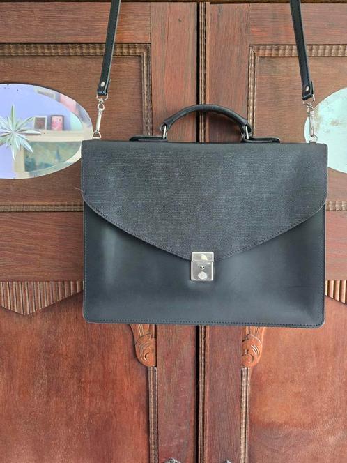 Zwarte leren enveloptas met schouderband, Sieraden, Tassen en Uiterlijk, Tassen | Damestassen, Zo goed als nieuw, Handtas, Zwart