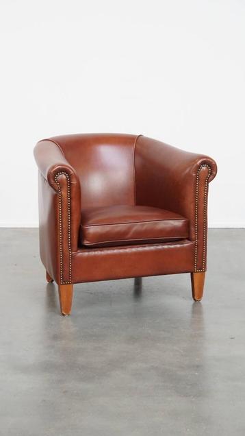 Luxe cognac kleurige clubfauteuil gemaakt van rundleer beschikbaar voor biedingen