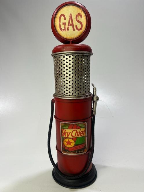 Benzinepomp rood retro look gas oil, Huis en Inrichting, Woonaccessoires | Wanddecoraties, Nieuw, Verzenden