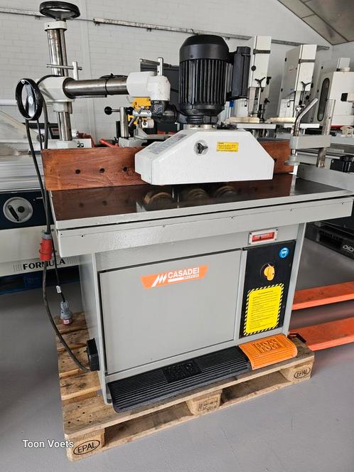 Freesmachine met aanvoerapparraat en pennentafel in het blad, Doe-het-zelf en Verbouw, Gereedschap | Freesmachines, Gebruikt, Elektrisch