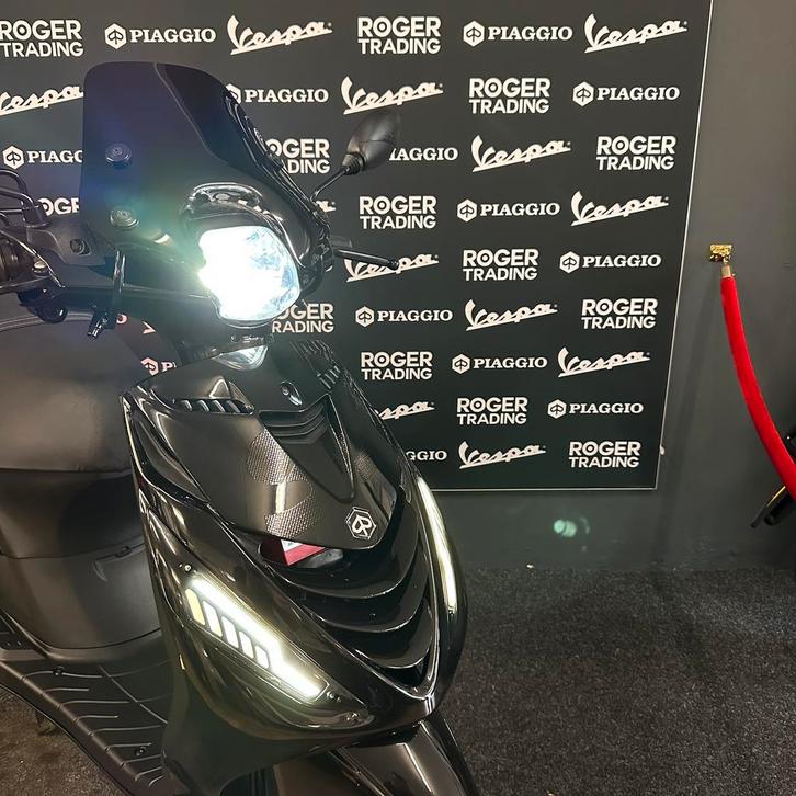 Piaggio Zip 50 Brom 4T E4 Glans zwart 2020 nieuw! 2.022km, Fietsen en Brommers, Scooters | Overige merken, Nieuw, Maximaal 45 km/u