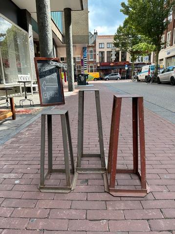 Vintage plaatstaal zuilen, plantentafel beschikbaar voor biedingen