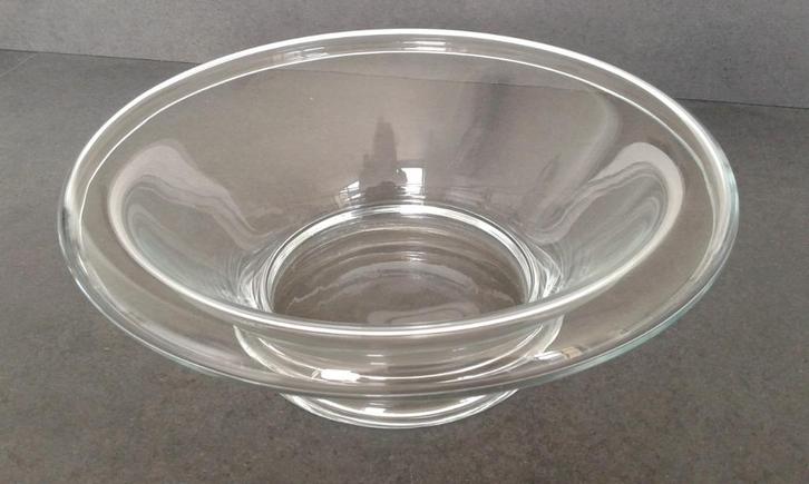 Grote glazen schaal met omkrullende rand heel decoratief, Huis en Inrichting, Woonaccessoires | Schalen en Manden, Zo goed als nieuw