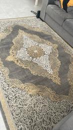 Mooi grijs vloerkleed met gouden details, Huis en Inrichting, Stoffering | Tapijten en Kleden, 150 tot 200 cm, 200 cm of meer