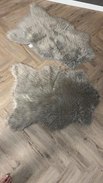 2 taupe beige fluffy kleedjes 90x70 beschikbaar voor biedingen