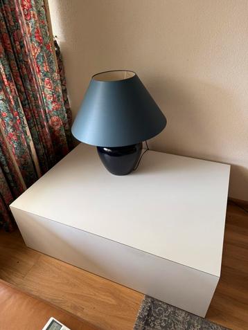 Strakke witte bijzettafel, minimalistisch, 110x90x41cm beschikbaar voor biedingen