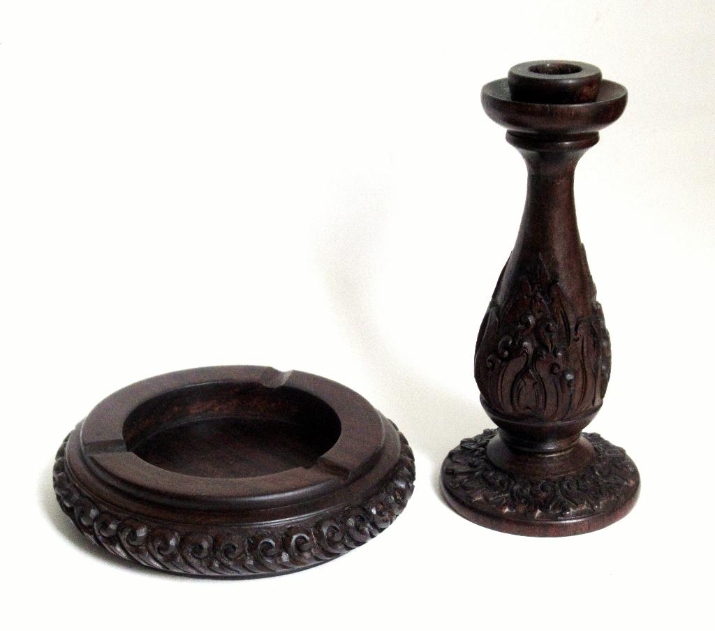 Twee decoratieve houten kunstvoorwerpen met snijwerk., Ophalen of Verzenden