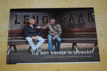 Op een bankje in Utrecht Desiree Meulemans fotoboek beschikbaar voor biedingen