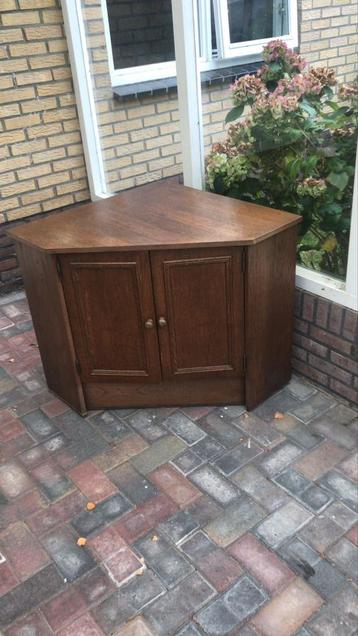 Massief houten hoekkastje beschikbaar voor biedingen