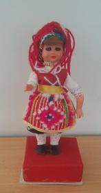 Vintage vrouw uit Portugal popje op rood plateau, Verzamelen, Poppen, Gebruikt, Ophalen of Verzenden, Pop