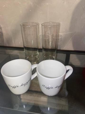 Glazen en Koffiekopjes Set beschikbaar voor biedingen