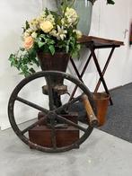 Antieke gietijzeren koffiemolen ,houten voet – zeldzaam stuk, Ophalen of Verzenden