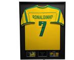 Ronaldinho gesigneerd Brazilië ingelijst thuis shirt, Verzamelen, Sportartikelen en Voetbal, Buitenlandse clubs, Soccersignings.nl