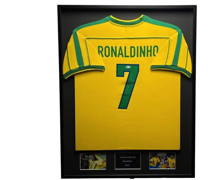 Ronaldinho gesigneerd Brazilië ingelijst thuis shirt, Verzamelen, Sportartikelen en Voetbal, Nieuw, Shirt, Buitenlandse clubs