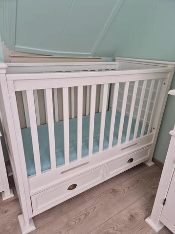 Mooi wit ledikant met lades beschikbaar voor biedingen